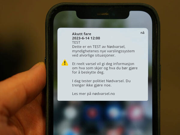En mobiltelefon med et nødvarsel