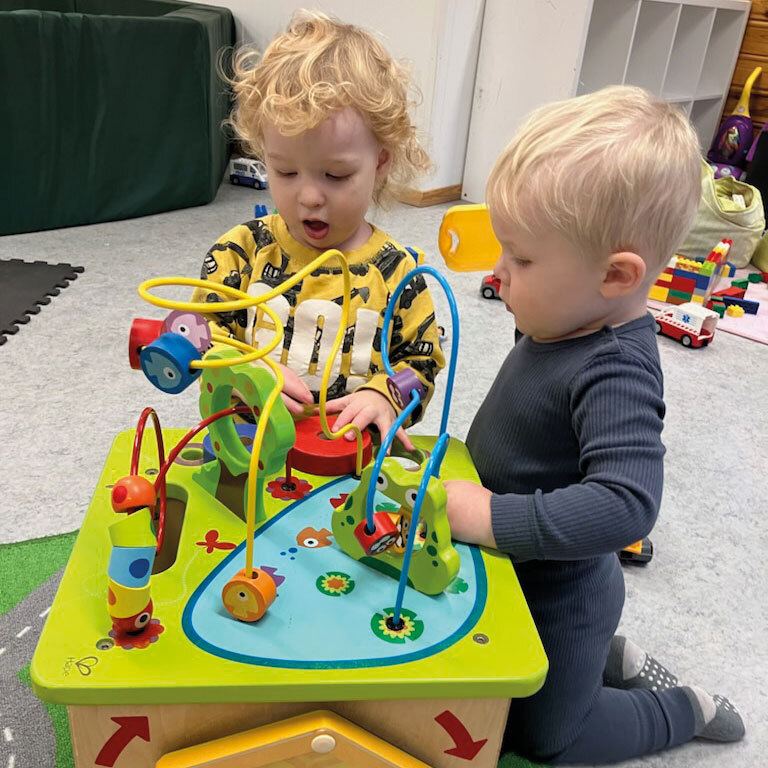 To barn med et lekebord