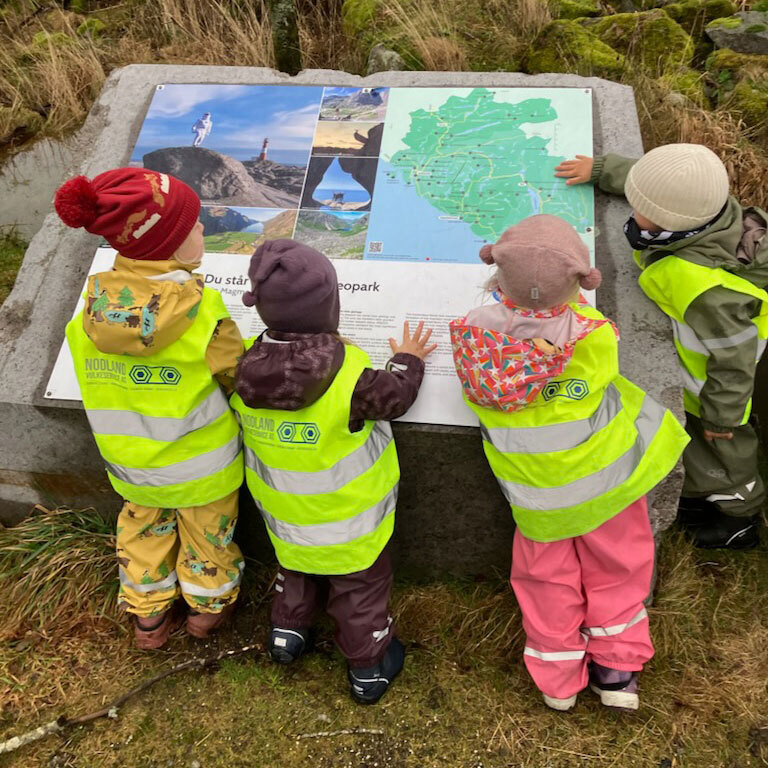 Barn som ser på et kart