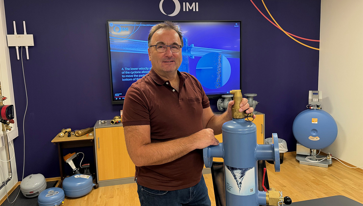 – Med denne nye utskilleren gir vi rådgivere, entreprenører og driftspersonell et verktøy som både beskytter investeringen og forbedrer den langsiktige driftsøkonomien, sier Rune Norstrøm, produktsjef IMI Pneumatex, IMI Hydronic Engineering AS.