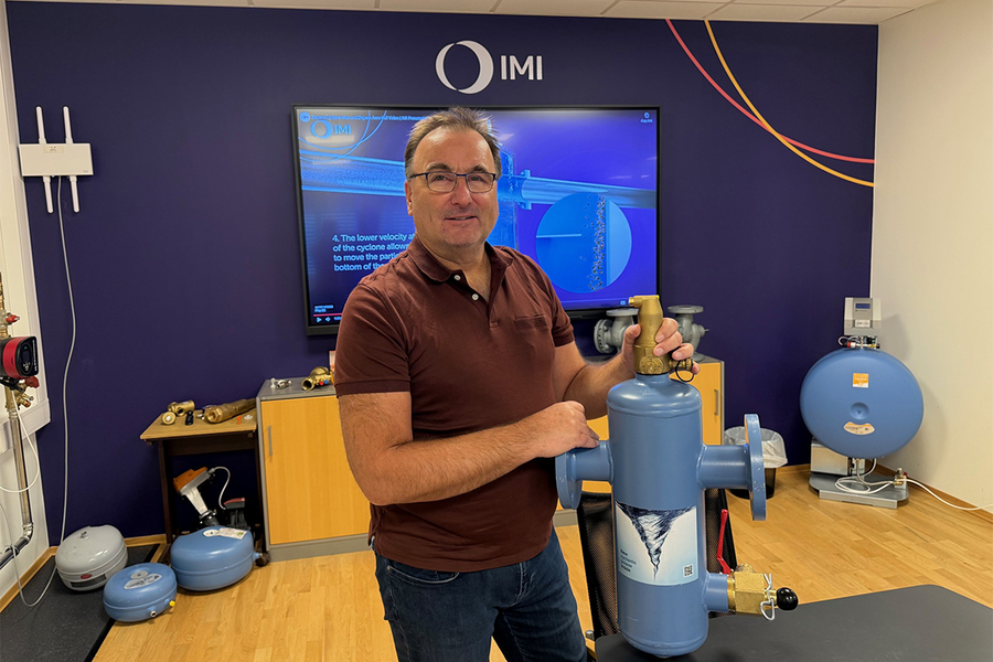 – Med denne nye utskilleren gir vi rådgivere, entreprenører og driftspersonell et verktøy som både beskytter investeringen og forbedrer den langsiktige driftsøkonomien, sier Rune Norstrøm, produktsjef IMI Pneumatex, IMI Hydronic Engineering AS.