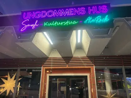 Bilde av skilt utenfor ungdommens hus.