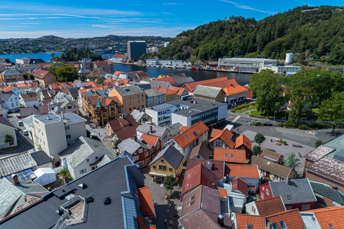 Dronebilde over Egersund sentrum og Grand hotell