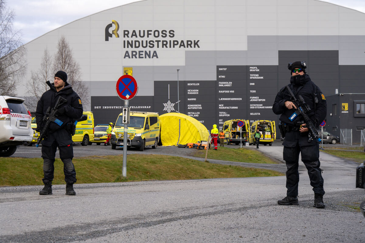 Væpnet vakt forran en bedrift