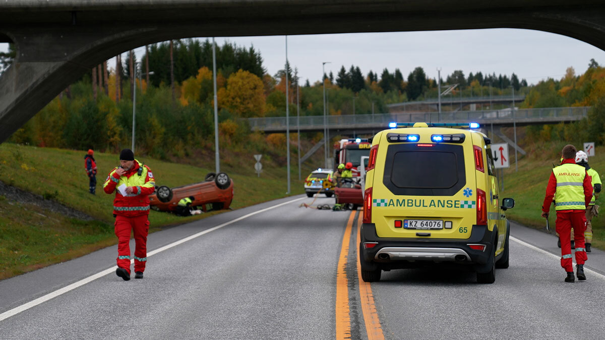 Ambulanse på stedet etter en bilulykke