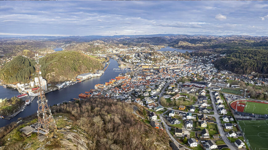 Dronebilde over Varberg og Egersund sentrum