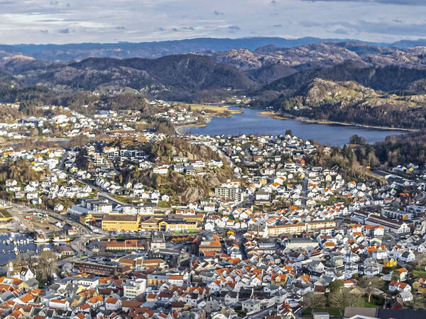 Dronebilde over sameiene i Egersund sentrum