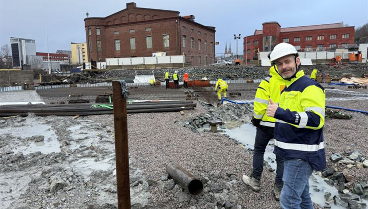 Rasmus Larsen, avdelingsleder for Bravidas VVS-avdeling i Telemark, gir tommel opp. Foto Bravida