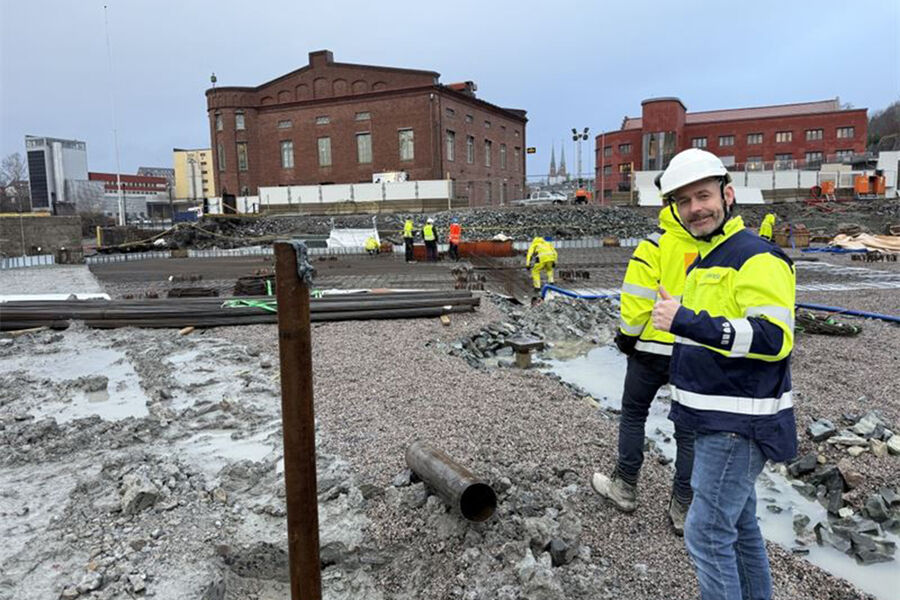 Rasmus Larsen, avdelingsleder for Bravidas VVS-avdeling i Telemark, gir tommel opp. Foto Bravida