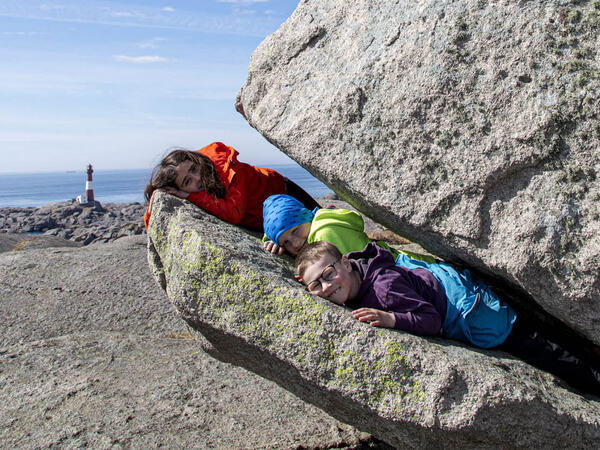 Barn som leker på fjellet ute ved Eigerøy fyr