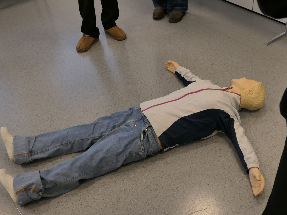 En dukke som en kan øve på munn-til-munn-metoden på