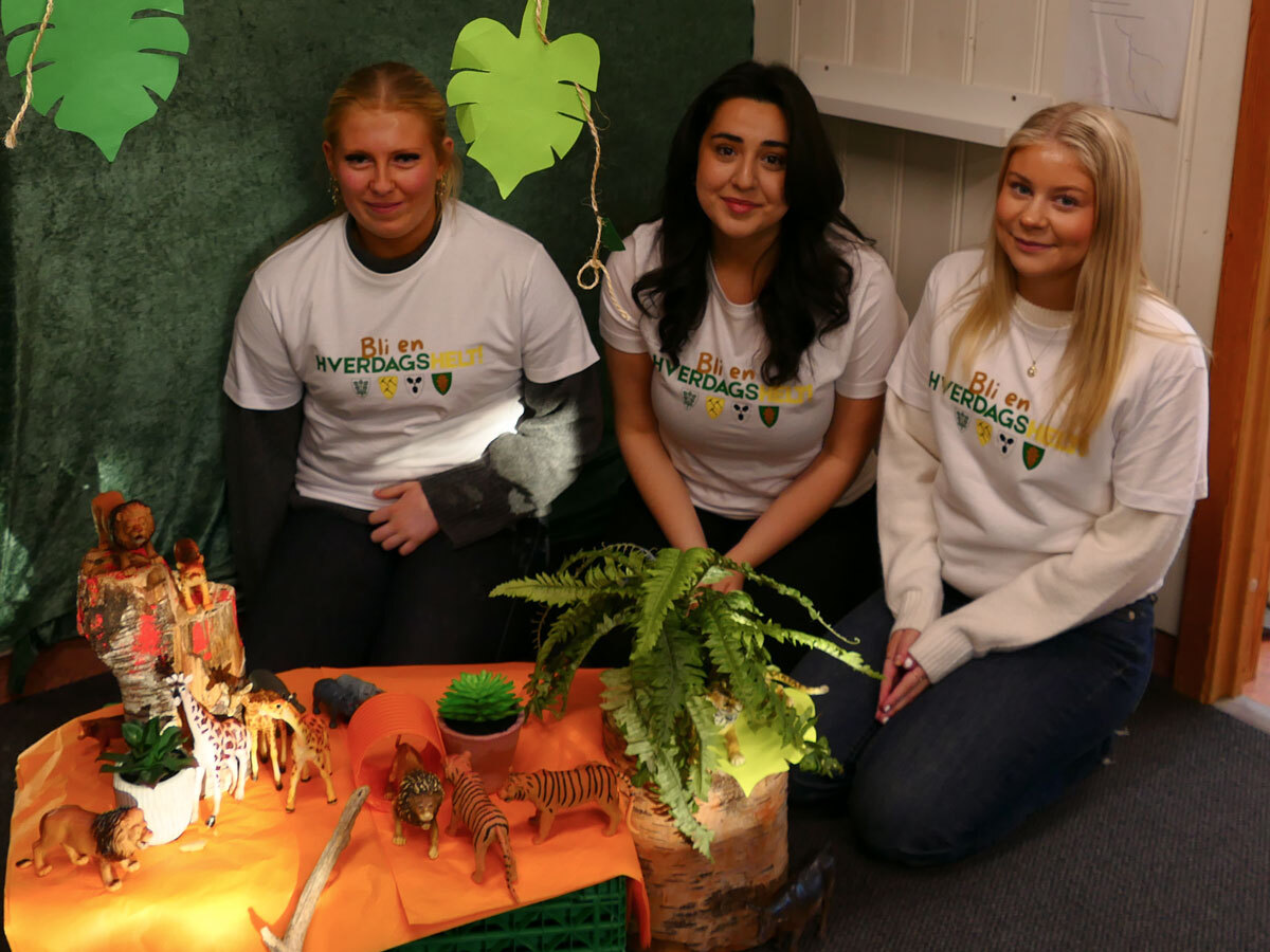 Elever som lærer om lek i barnehagen