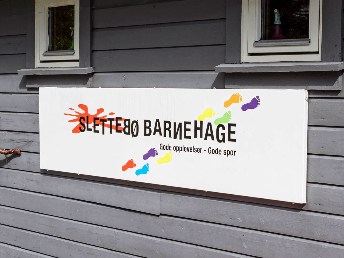 Skilt som sier Slettebø barnehage