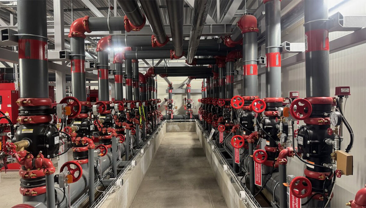 Fra teknisk rom, hvor man kan se alle sprinklerventilene på rekke og rad.