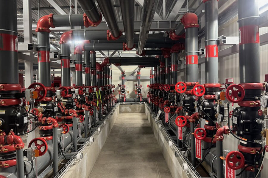 Fra teknisk rom, hvor man kan se alle sprinklerventilene på rekke og rad.