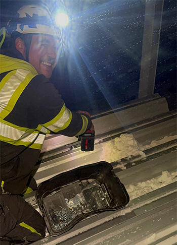 Bildet viser monteringen av klammer fra taket og ned. Denne løsningen gjorde at SP Sprinkler sparte enormt med tid. Det kom godt med da leie av av spesiallift på grunn av høyden i bygget, kostet rundt 700. 000 i måneden.