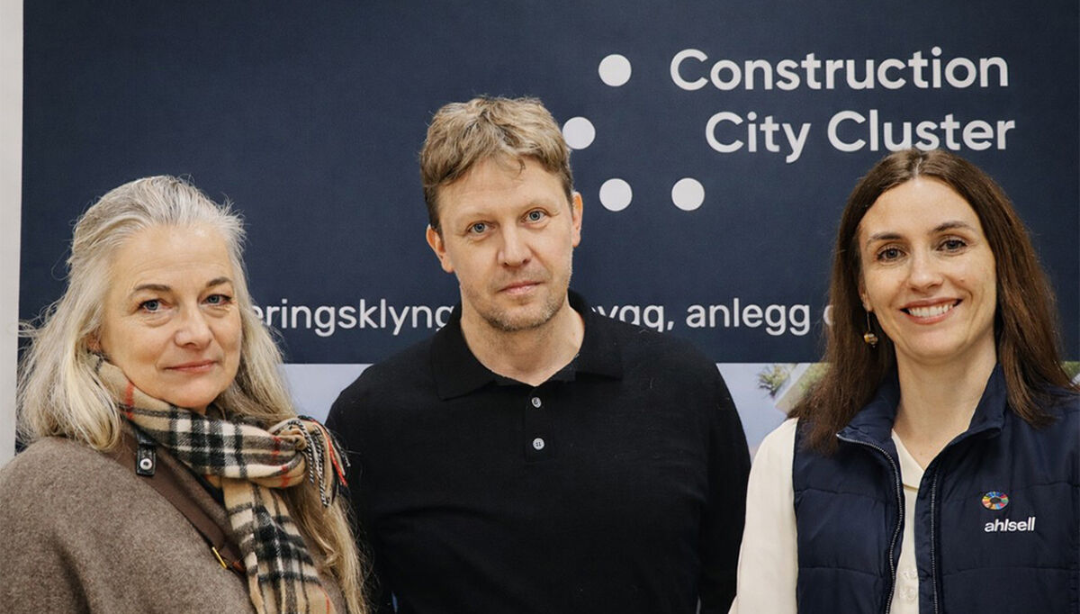 Fra venstre: Catharina Bjerke, bærekraftsdirektør i Veidekke ASA, Lasse Aa. Kilvær, miljørådgiver ombruk, partner og arkitekt MNAL, og Elisa Gasperini, direktør for bærekraft og samfunnsoppdrag i Ahlsell. Fra venstre: Catharina Bjerke, bærekraftsdirektør i Veidekke ASA, Lasse Aa. Kilvær, miljørådgiver ombruk, partner og arkitekt MNAL, og Elisa Gasperini, direktør for bærekraft og samfunnsoppdrag i Ahlsell.
