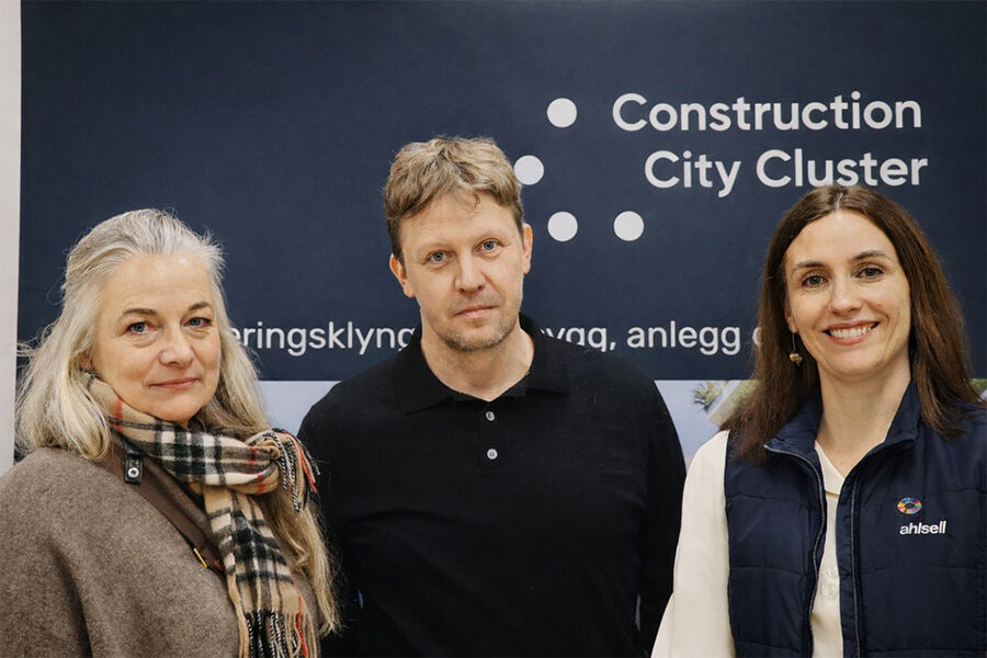 Fra venstre: Catharina Bjerke, bærekraftsdirektør i Veidekke ASA, Lasse Aa. Kilvær, miljørådgiver ombruk, partner og arkitekt MNAL, og Elisa Gasperini, direktør for bærekraft og samfunnsoppdrag i Ahlsell.