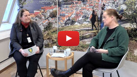 Siri og Ingeborg forran kamera i studio