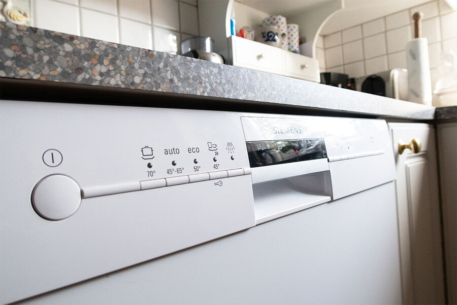 Oppvaskmaskiner varer ikke evig. Svært mange av lekkasjene på norske kjøkken kommer fra oppvaskmaskinen. (Foto: If)