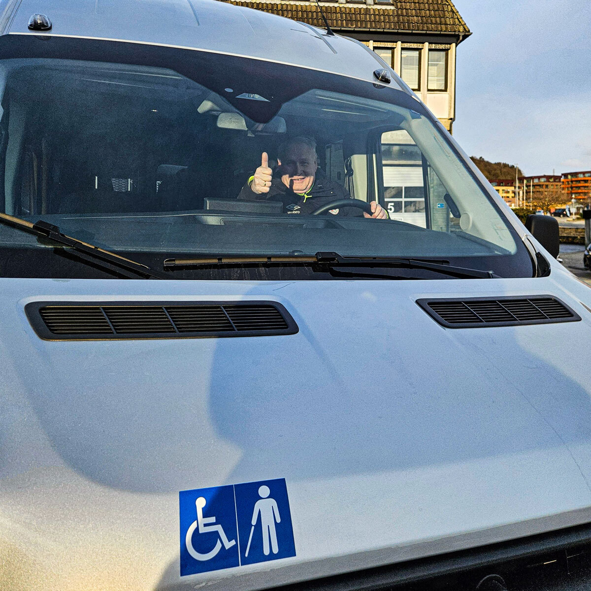 Kenneth Pedersen viser tommel opp i bilen