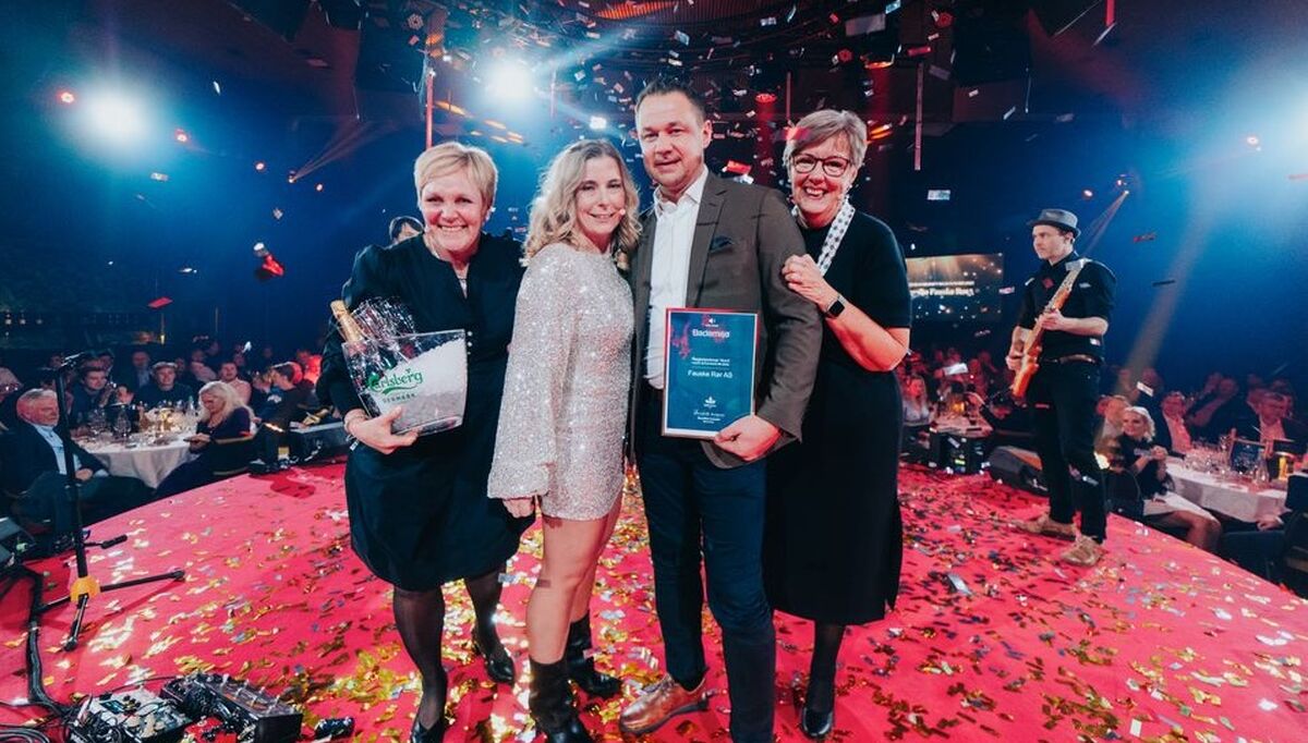 Fauske Rør AS – en verdig vinner av Årets Bedrift i Bademiljø. Fra venstre: Bedriftsutvikler Anne Westvold, Kjededirektør Bademiljø Benedicte Inversini, daglig leder Fauske Rør AS Bård Lyng Olsen, og bedriftsutvikler Ingun Sjøflot. Foto: Nicolai Solbakk Willumsen.