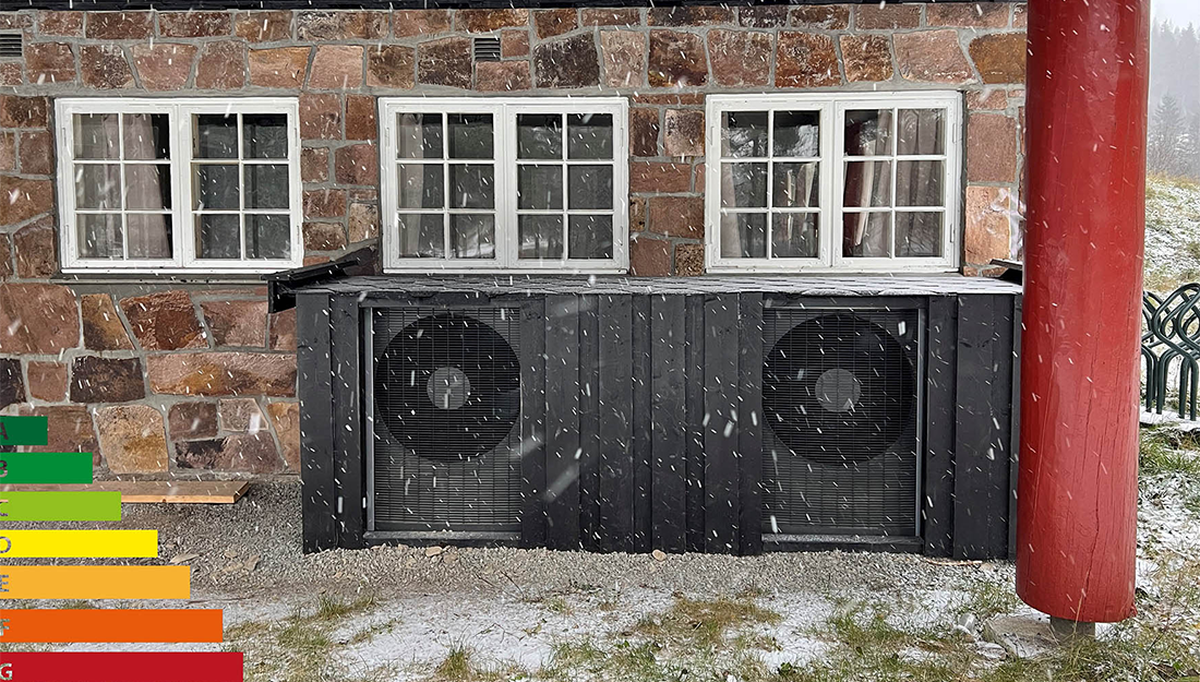 Bilde av luft-til-vann-varmepumper på Tryvannstua i Oslo. FOTO: Norsk Varmepumpeforening - Rolf Iver Mytting Hagemoen.