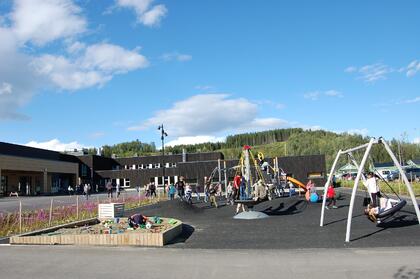 Barn leker ute ved SFO