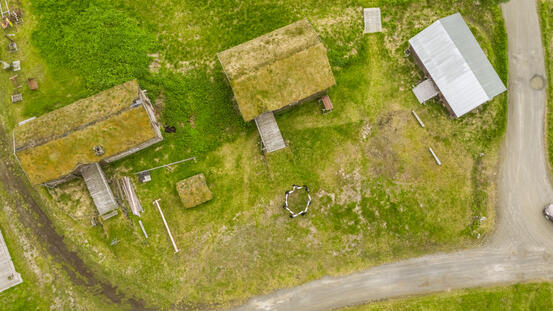 Bunad ungdom danser i ring flyfoto