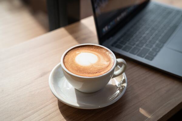 Kaffekopp og pc_lisensiert fra Shutterstock