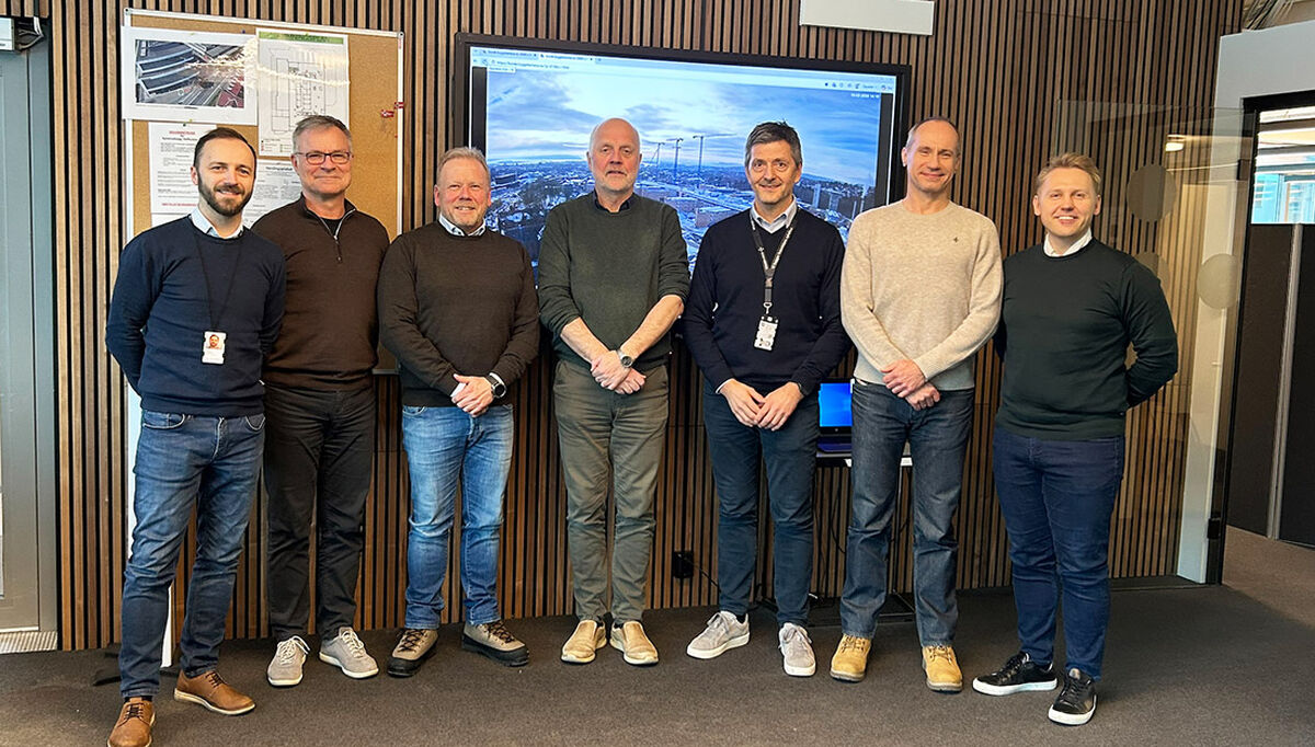 På bilde fra venstre: Terje Hegstad, Områdeleder VVS (Sykehusbygg), Thomas Ellefsen, Prosjektleder VVS (Sykehusbygg), Trond L. Røine, Daglig leder (NTI), Dag Bøhler, Programdirektør HSØ (Sykehusbygg),  Per Bjørnar Børresen, Prosjektdirektør Nye Rikshospitalet  (Sykehusbygg), Martin Kjekshus, Prosjektleder NRH K3011 (NTI)  og Aleksander F. Røine, Operativ leder (NTI)