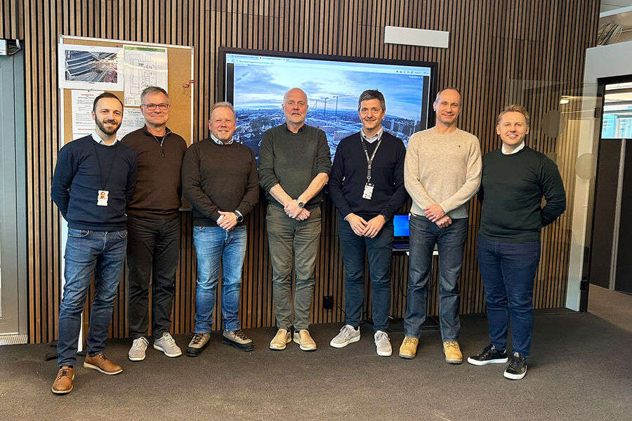 På bilde fra venstre: Terje Hegstad, Områdeleder VVS (Sykehusbygg), Thomas Ellefsen, Prosjektleder VVS (Sykehusbygg), Trond L. Røine, Daglig leder (NTI), Dag Bøhler, Programdirektør HSØ (Sykehusbygg), Per Bjørnar Børresen, Prosjektdirektør Nye Rikshospitalet (Sykehusbygg), Martin Kjekshus, Prosjektleder NRH K3011 (NTI) og Aleksander F. Røine, Operativ leder (NTI)