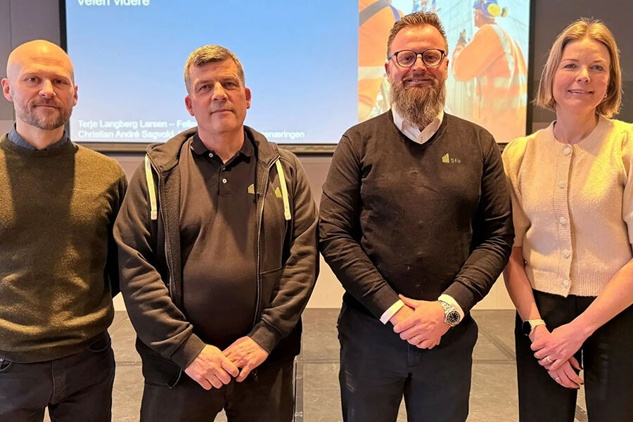På bildet ser vi fra venstre: Joachim Espe, forbundssekretær Fellesforbundet, Terje Langberg Larsen, Sfa FF, Christian André Sagvold Johansen, Sfa NHO Byggenæringen, og direktør for arbeidsliv i NHO Byggenæringen, Iselin Bauer Seeberg. Foto: NHO Byggenæringen.