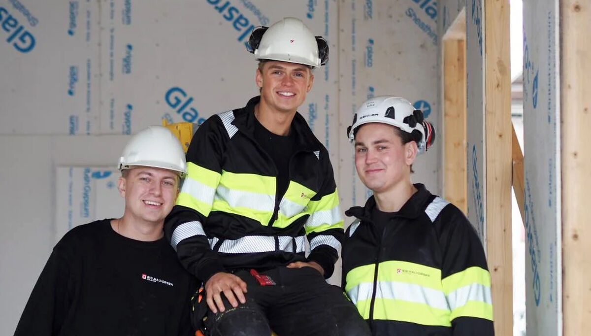 Rørleggerbedriften Sig.Halvorsen AS er nominert til Årets lærebedrift i rørbransjen. På bildet ser vi fra venstre, lærlingene Sander Haug og Petter Johansen Skadberg, sammen med rørlegger Erlend Kvåle. Foto Sig. Halvorsen