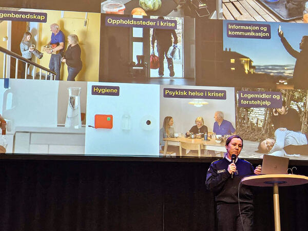 Taler forran en powerpoint som viser hvorfor beredskap er viktig