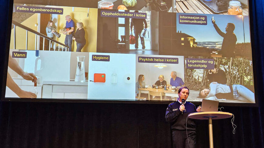 Taler forran en powerpoint som viser hvorfor beredskap er viktig