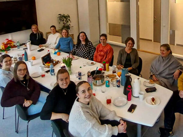 Ansatte på helsestasjonen spiser pølser i lunch-pausen