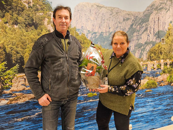 Orientologisk forening overrekker en blomst til kommunedirektør Siri A. Meling