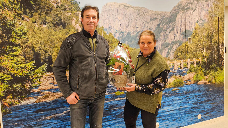 Orientologisk forening overrekker en blomst til kommunedirektør Siri A. Meling