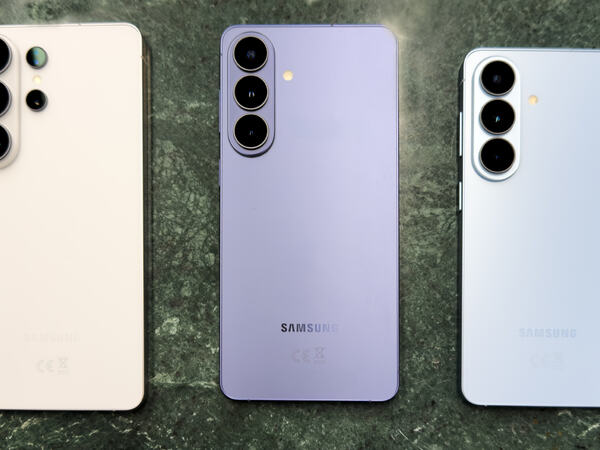 Her er årets serie Samsung Galaxy S26-modeller: Galaxy S26 Ultra med 6,9" skjerm (t.v.), Galaxy S26+ med 6,7