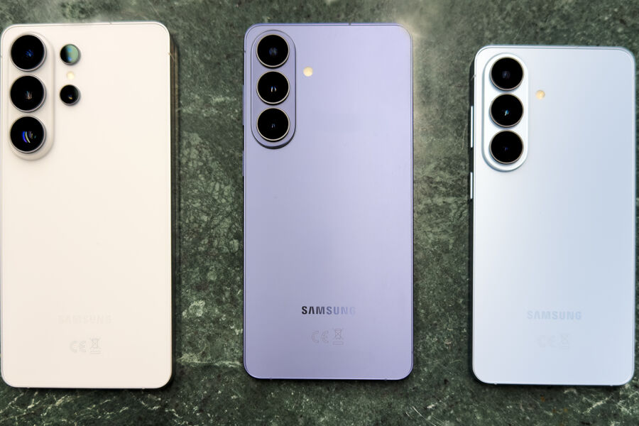 Her er årets serie Samsung Galaxy S26-modeller: Galaxy S26 Ultra med 6,9" skjerm (t.v.), Galaxy S26+ med 6,7