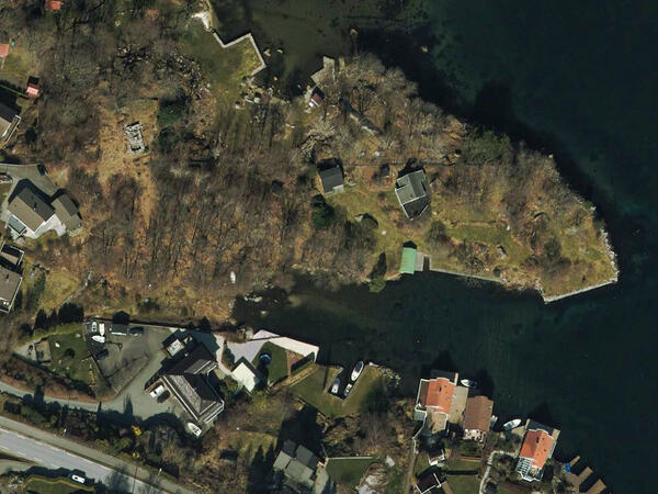 Et dronebilde av Krossvikbukta