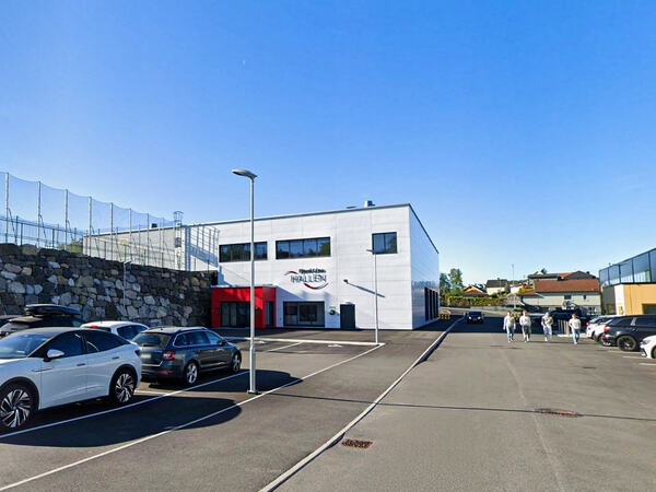 Biler som står parkert utenfor FjordLine-hallen