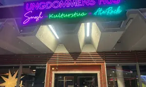 Ungdommens hus fasade skilt