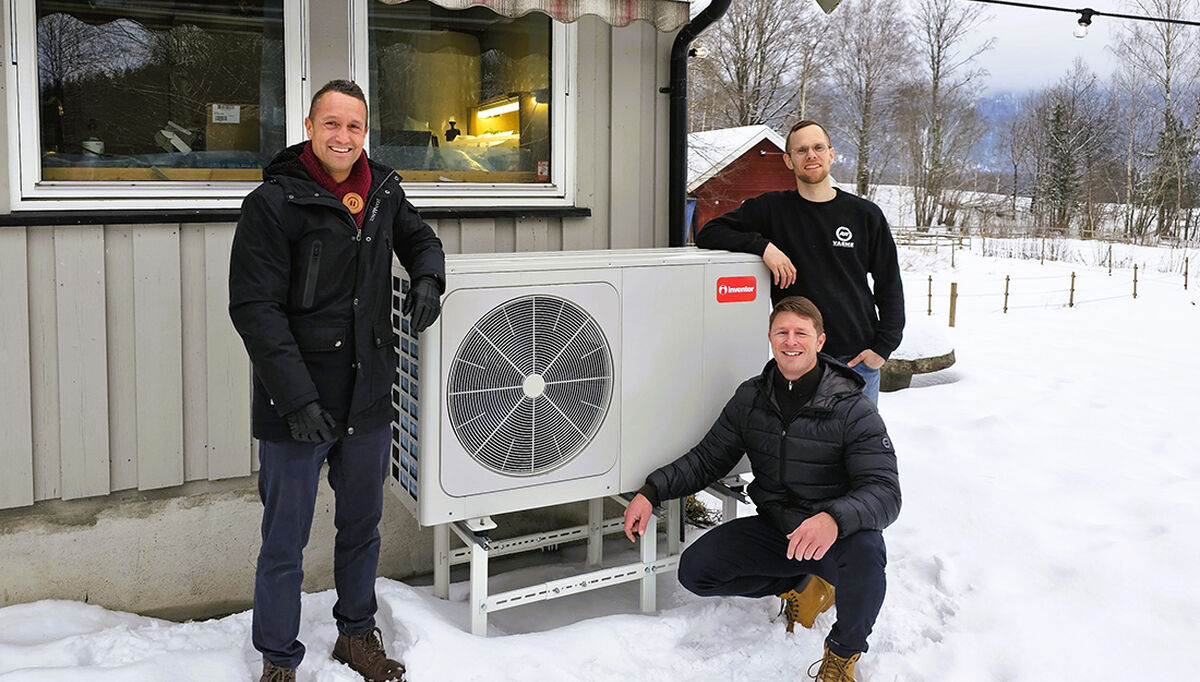 Tom Fjordvang i Resideo (fv), Sven Andre Reitan i RR Varme AS, og Øyvind Blikstad i Enøkgrossisten, er sammen om referanseprosjektet, og mener de viser hvordan tre aktører i samspill kan levere løsninger som både gir optimal systemytelse og betydelige, målbare energibesparelser.