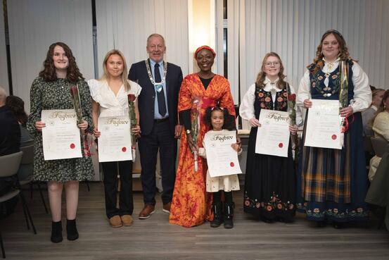 Bilde: Bjørg Øverli og Tiril Linnea Sande til venstre for ordfører (Senja kommune) Geir Inge Sivertsen.