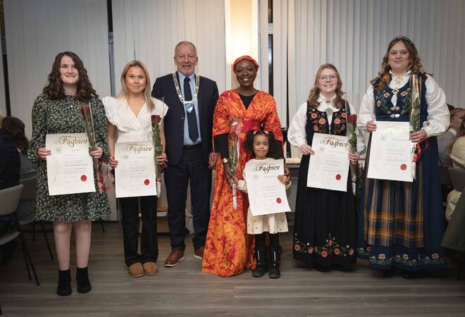 Bilde: Bjørg Øverli og Tiril Linnea Sande til venstre for ordfører (Senja kommune) Geir Inge Sivertsen.