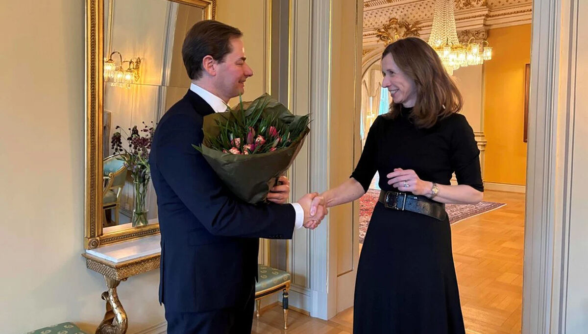 Lars Jacob Hiim, DSBs nye sjef, får blomster av justis- og beredskapsminister Astri Aas-Hansen. Foto: JD Lars Jacob Hiim, DSBs nye sjef, får blomster av justis- og beredskapsminister Astri Aas-Hansen. Foto: JD