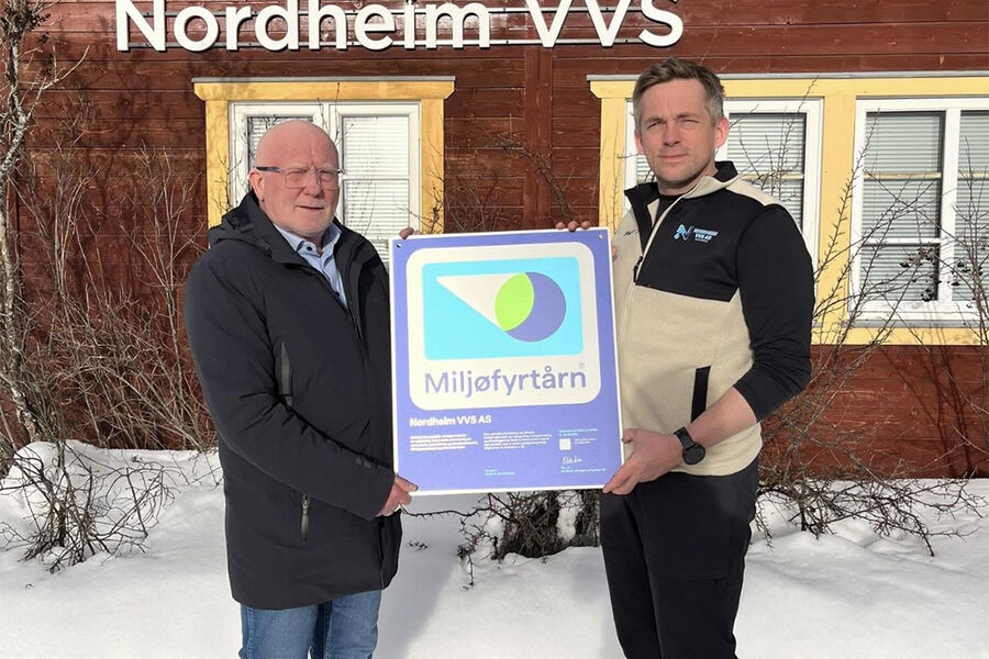 Nordheim VVS er en rørleggerbedrift med et solid fotfeste i Hallingdal. Her ser vi daglig leder Raymond Hofstad i Nordheim VVS motta beviset på at de ble en Miljøfyrtårnbedrift i 2022, fra ordfører Jørund Lie i Ål kommune.