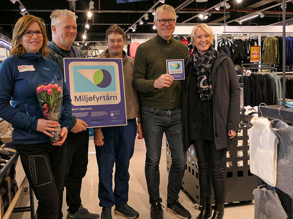Ansatte i Spor1 sammen med ordfører vises fram plaketten som sier Miljøfyrtårn